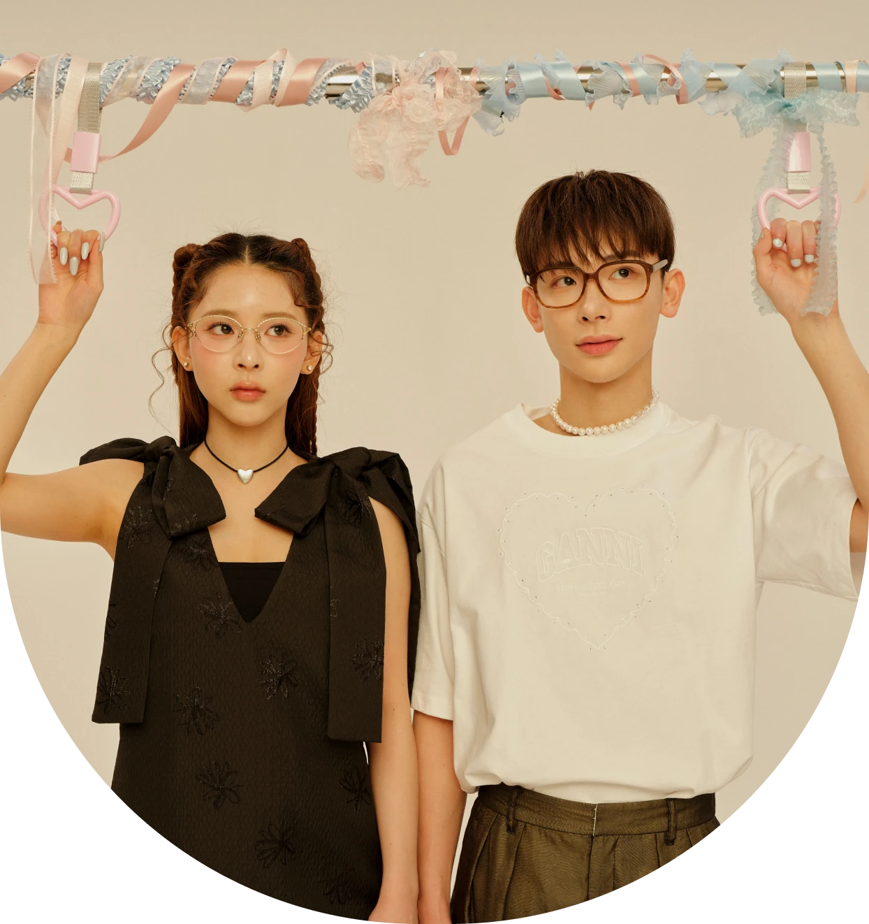 よしミチがJINSのメガネと旬のファッションを着こなす全身コーディネートショット