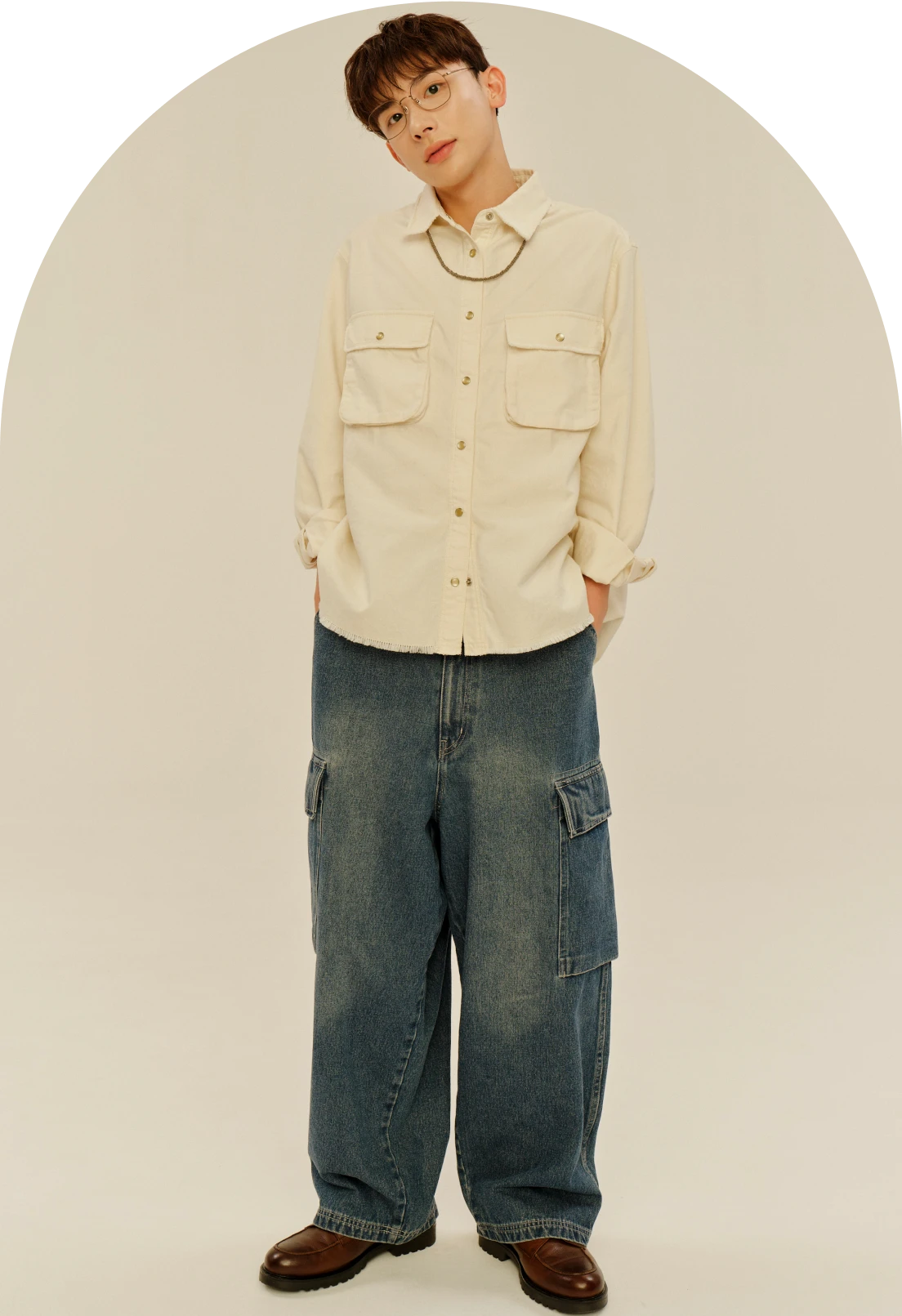よしあきが定番メガネとファッションで登場